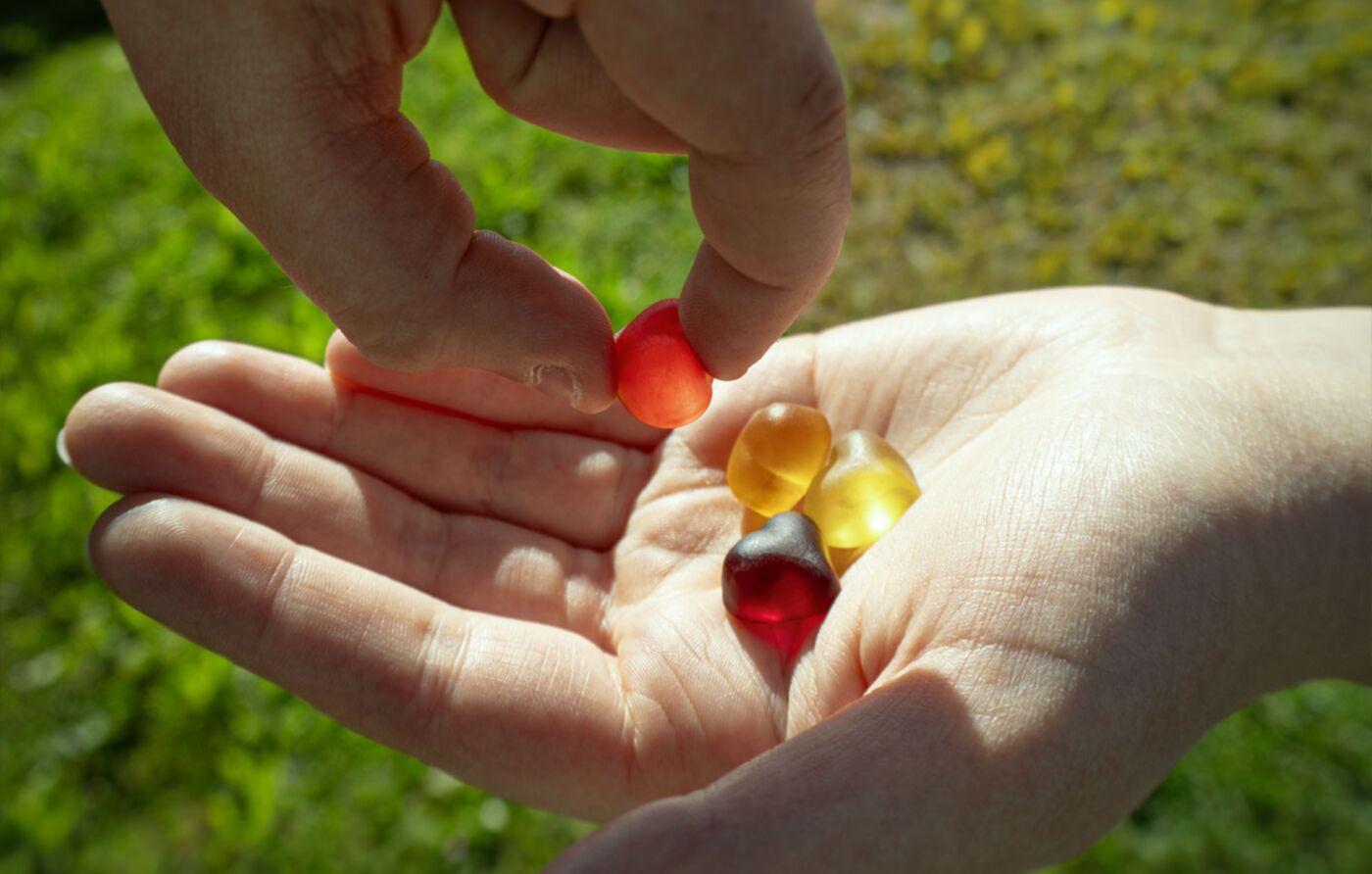 Eine Hand legt ein NATURFEH Fruchtsaftherz in eine andere Hand