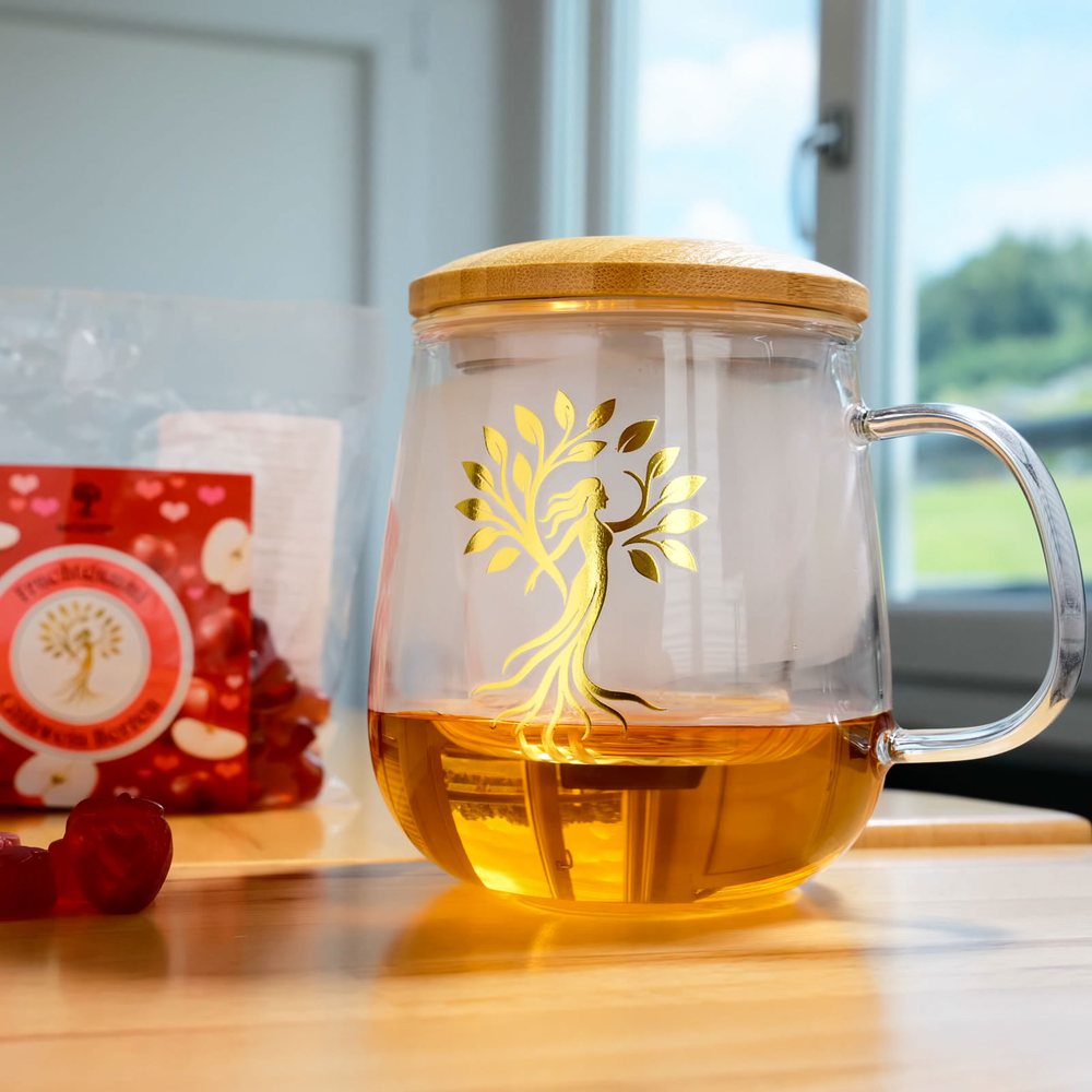 NATURFEH Glastasse mit Glassieb und Bambusdeckel, gefüllt mit Tee