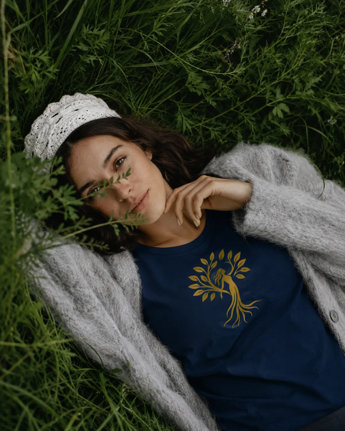 Frau im NATURFEH Fan-Shirt in Navy liegt in einer Sommerwiese